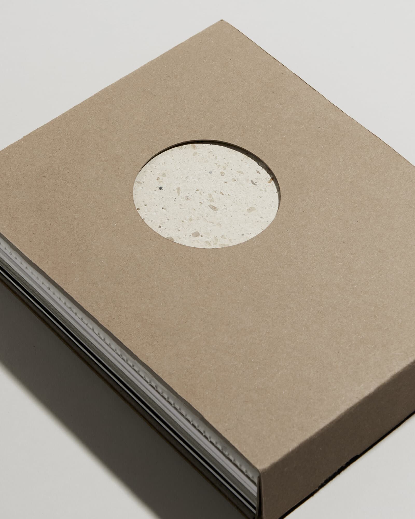 Book design and curation: URNA.